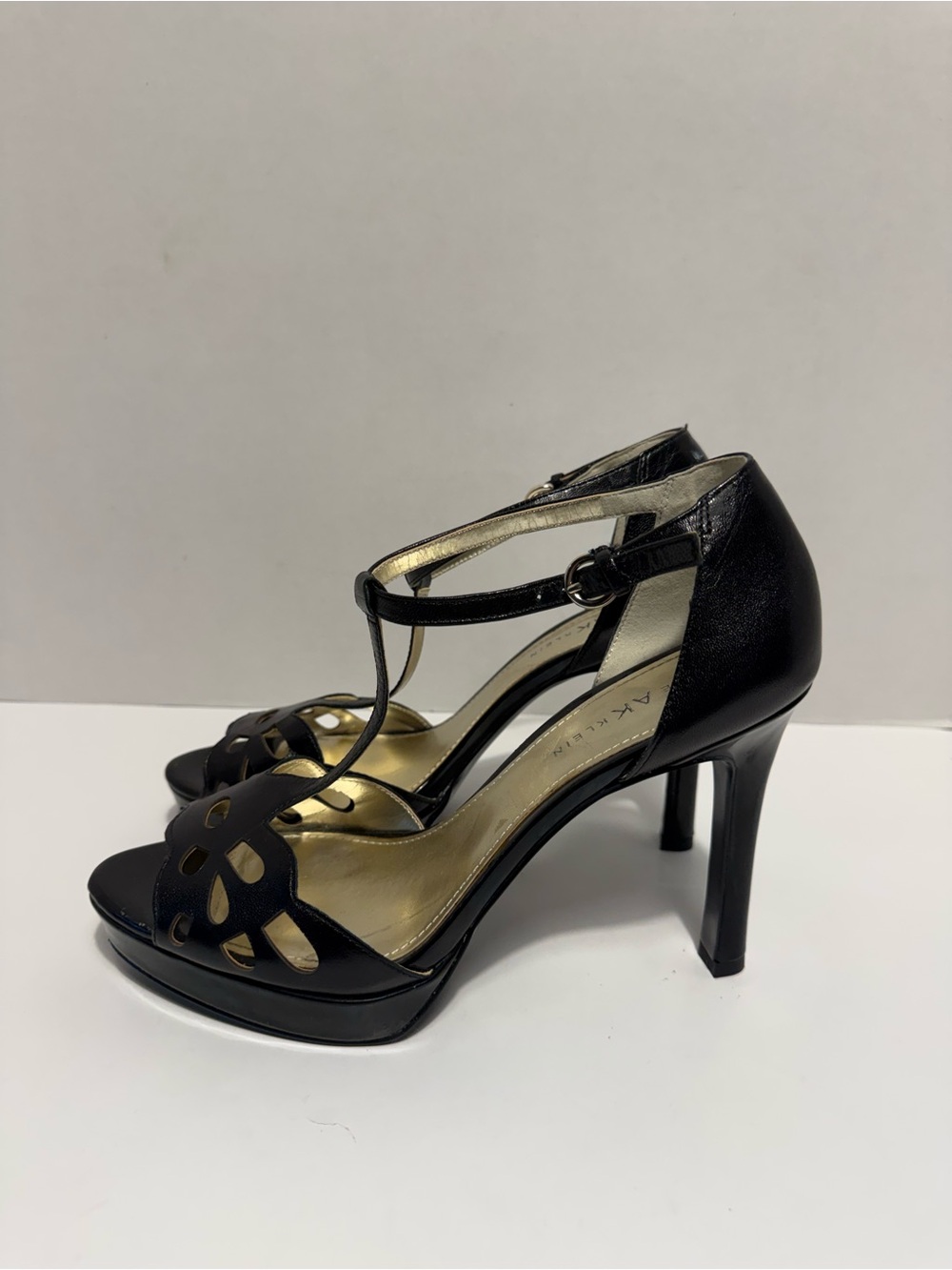 Anne Klein Sultry black leather t-strap ankle strap open toe heels ladies 10
